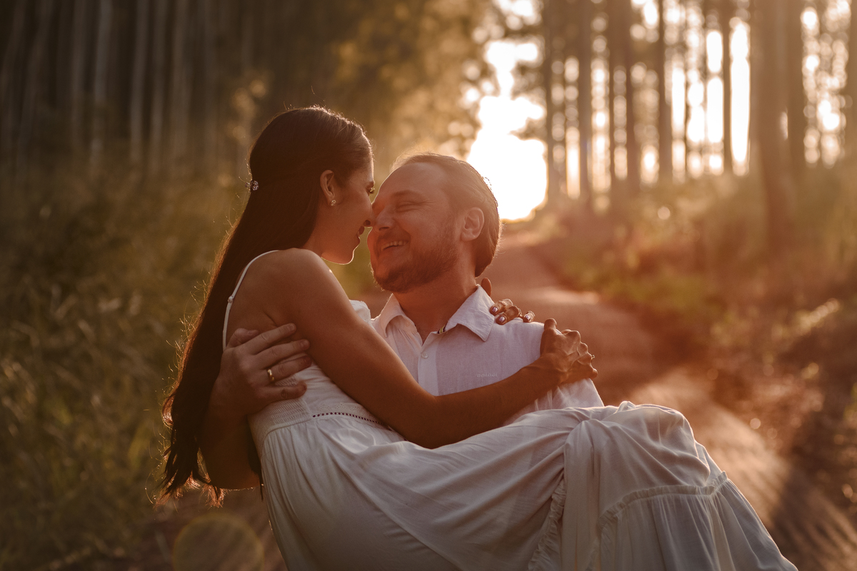 Ensaio pre casamento; pre wedding no por do sol em Foz do Iguaçu; fotógrafo Douglas Guimarães