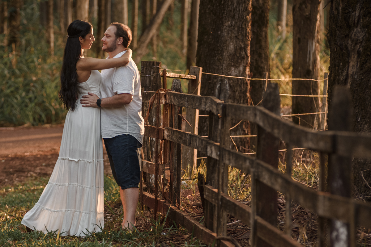 Ensaio pre casamento; pre wedding no por do sol em Foz do Iguaçu; fotógrafo Douglas Guimarães