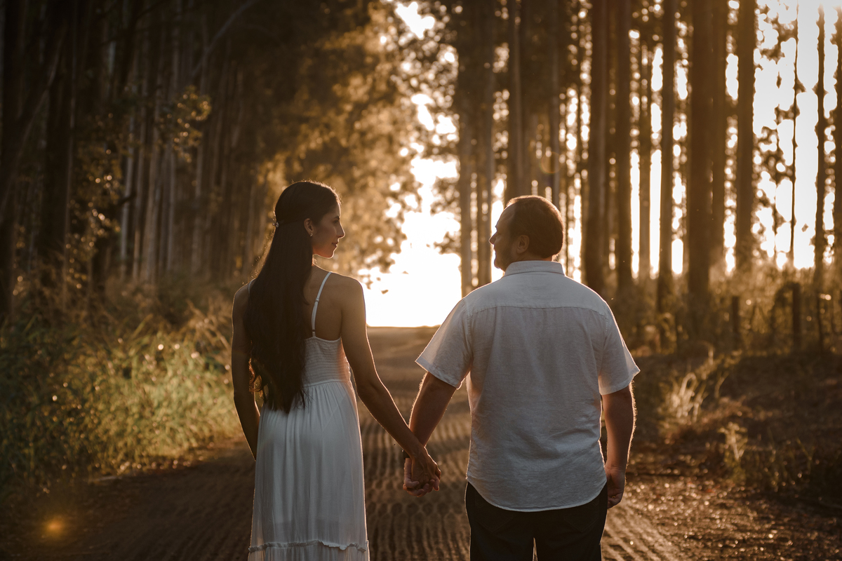 Ensaio pre casamento; pre wedding no por do sol em Foz do Iguaçu; fotógrafo Douglas Guimarães