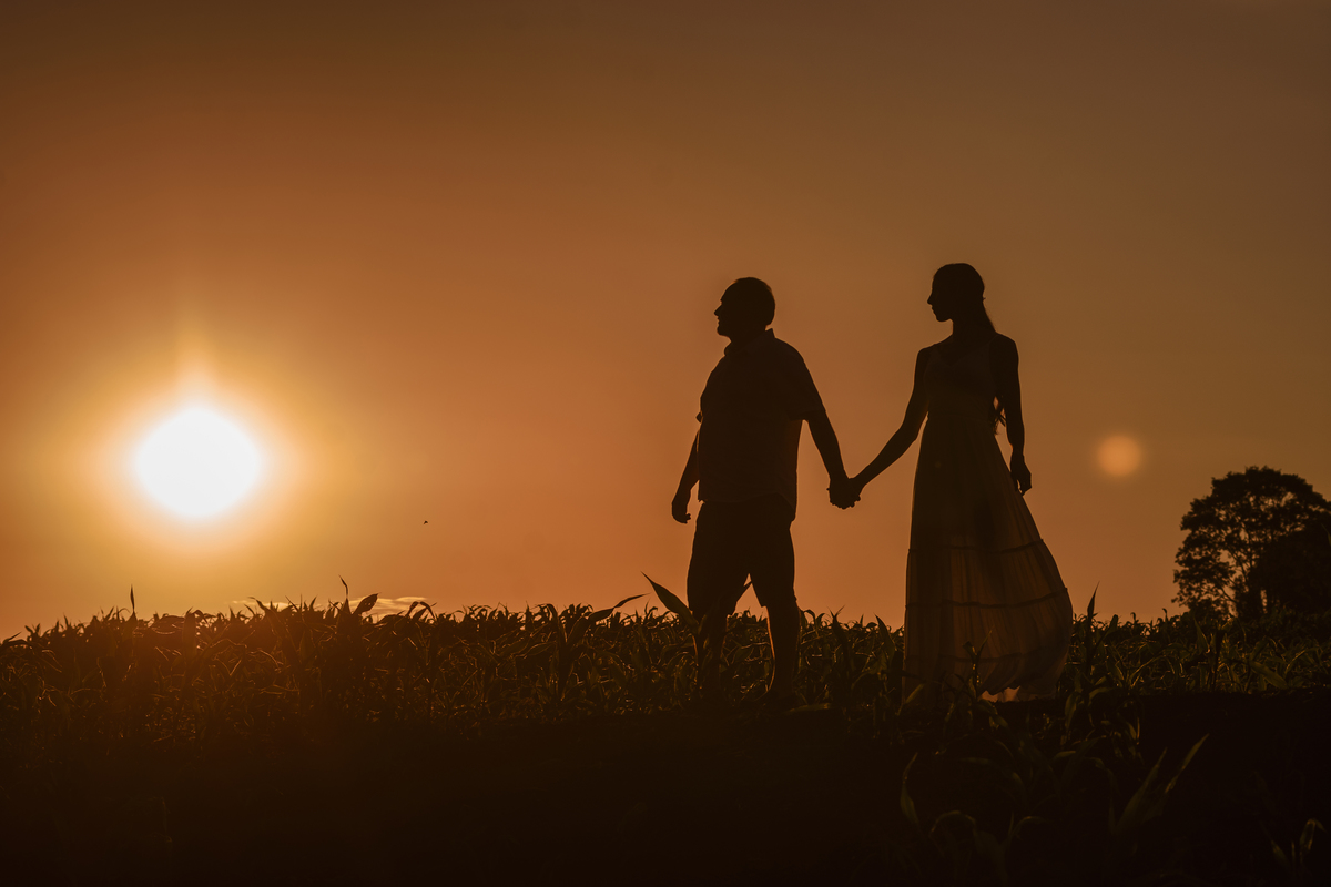 Ensaio pre casamento; pre wedding no por do sol em Foz do Iguaçu; fotógrafo Douglas Guimarães