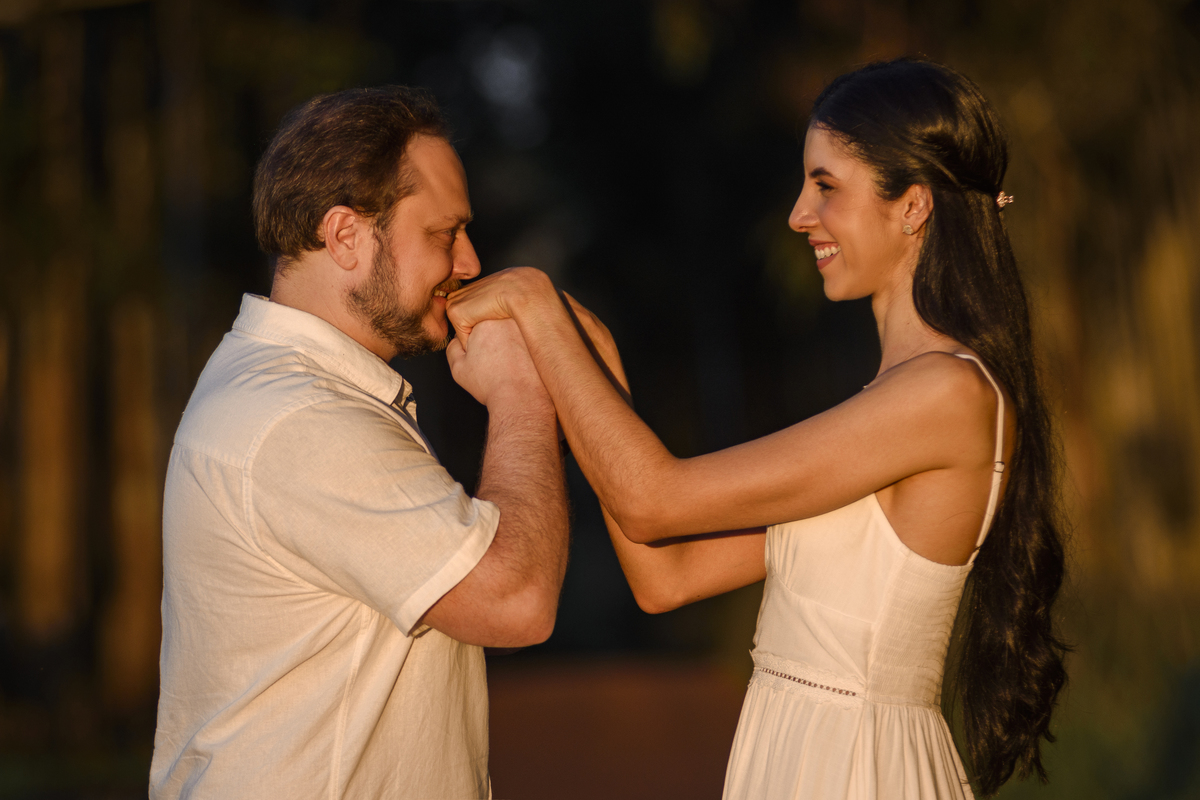 Ensaio pre casamento; pre wedding no por do sol em Foz do Iguaçu; fotógrafo Douglas Guimarães