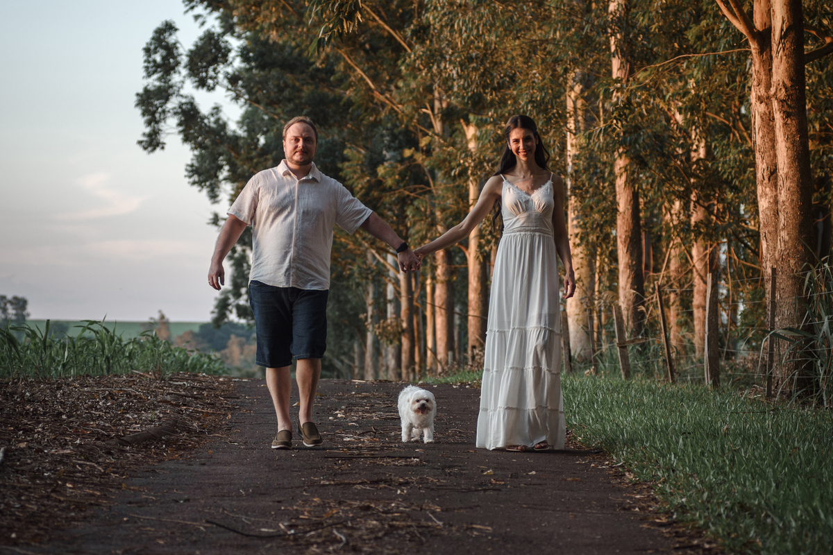 Ensaio pre casamento; pre wedding em Foz do Iguaçu, casal passeando com cachorro