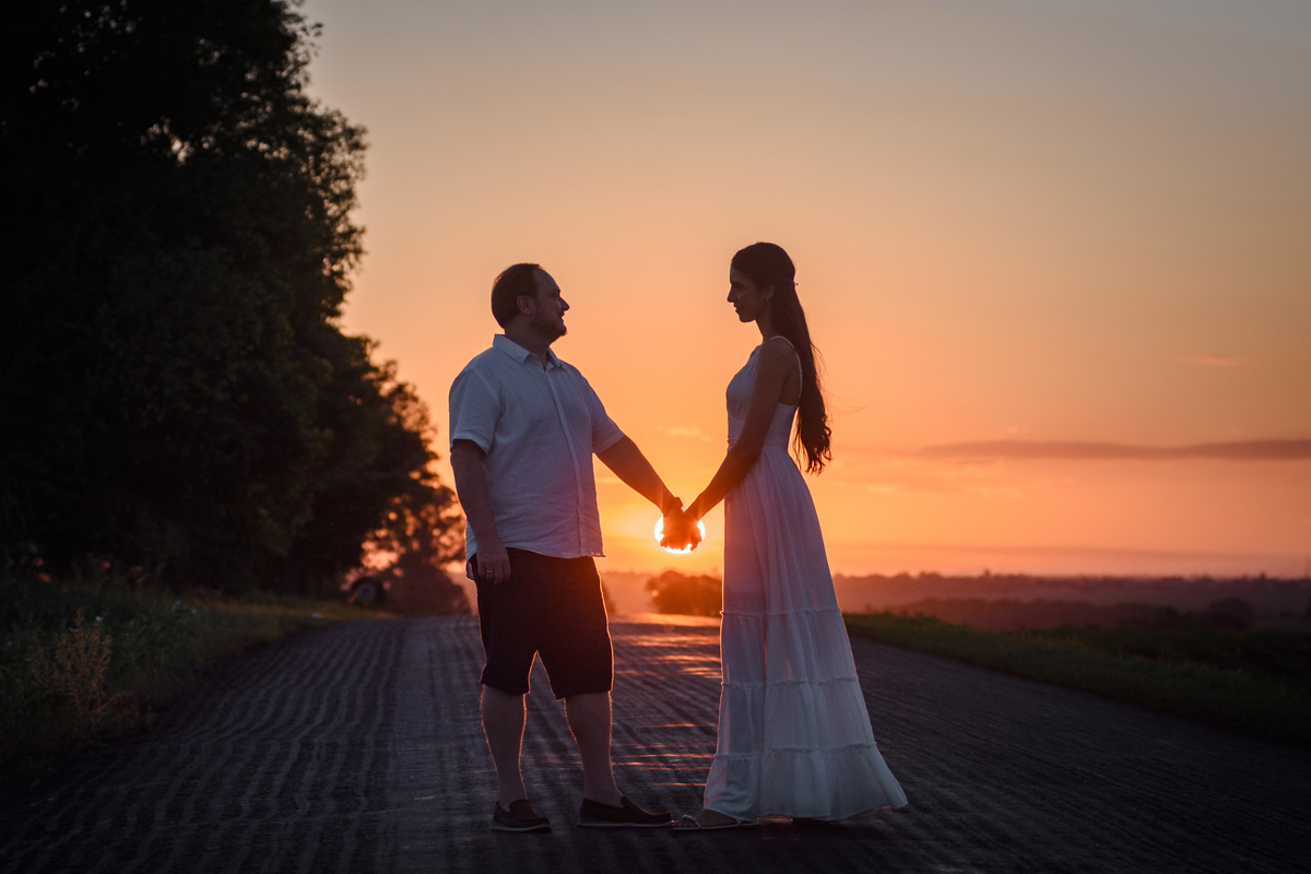 Ensaio pre casamento; pre wedding no por do sol em Foz do Iguaçu; fotógrafo Douglas Guimarães