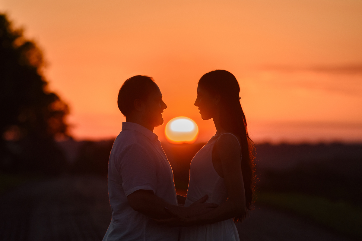Ensaio pre casamento; pre wedding no por do sol em Foz do Iguaçu; fotógrafo Douglas Guimarães