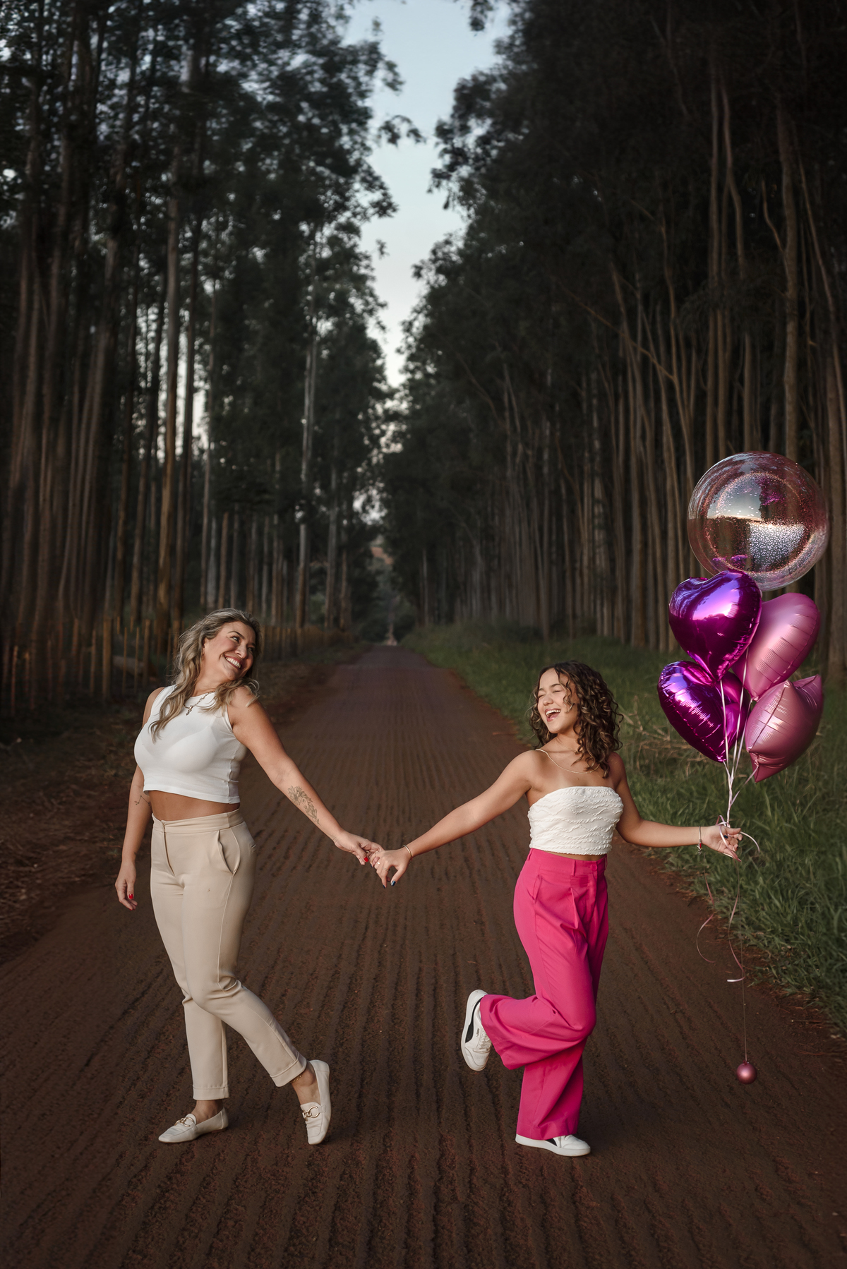 Ensaio fotográfico 15 anos, mãe e filha de mãos dadas.