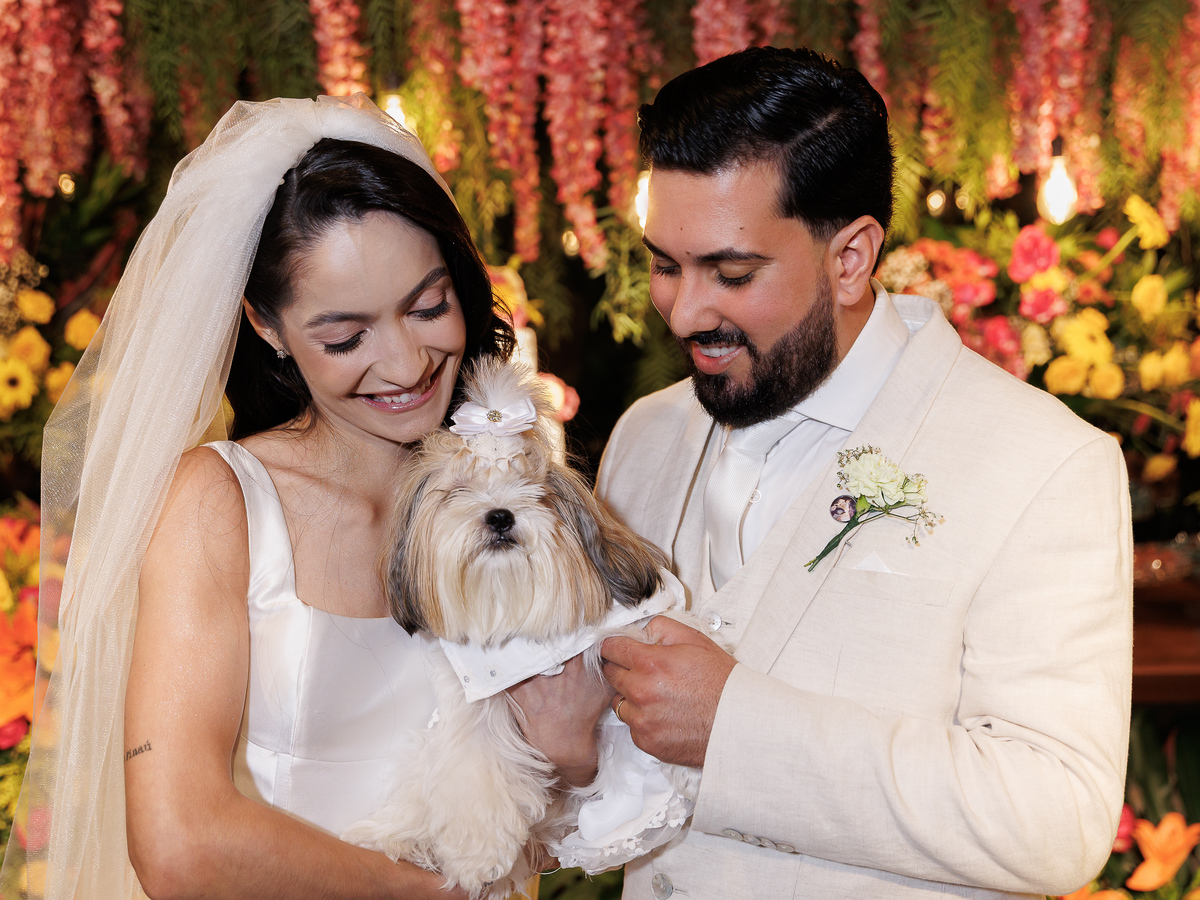 Foto dos noivos com cachorrinho