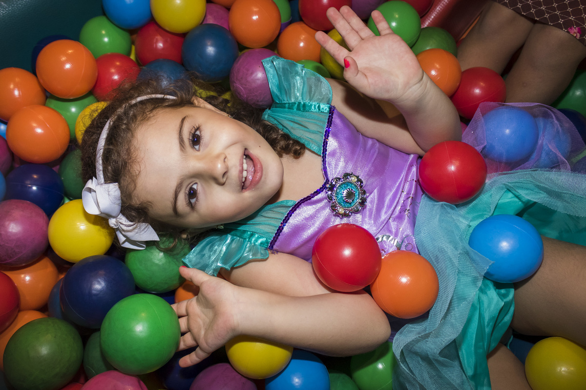 foto da aniversariante vestida de Ariel na piscina de bolas