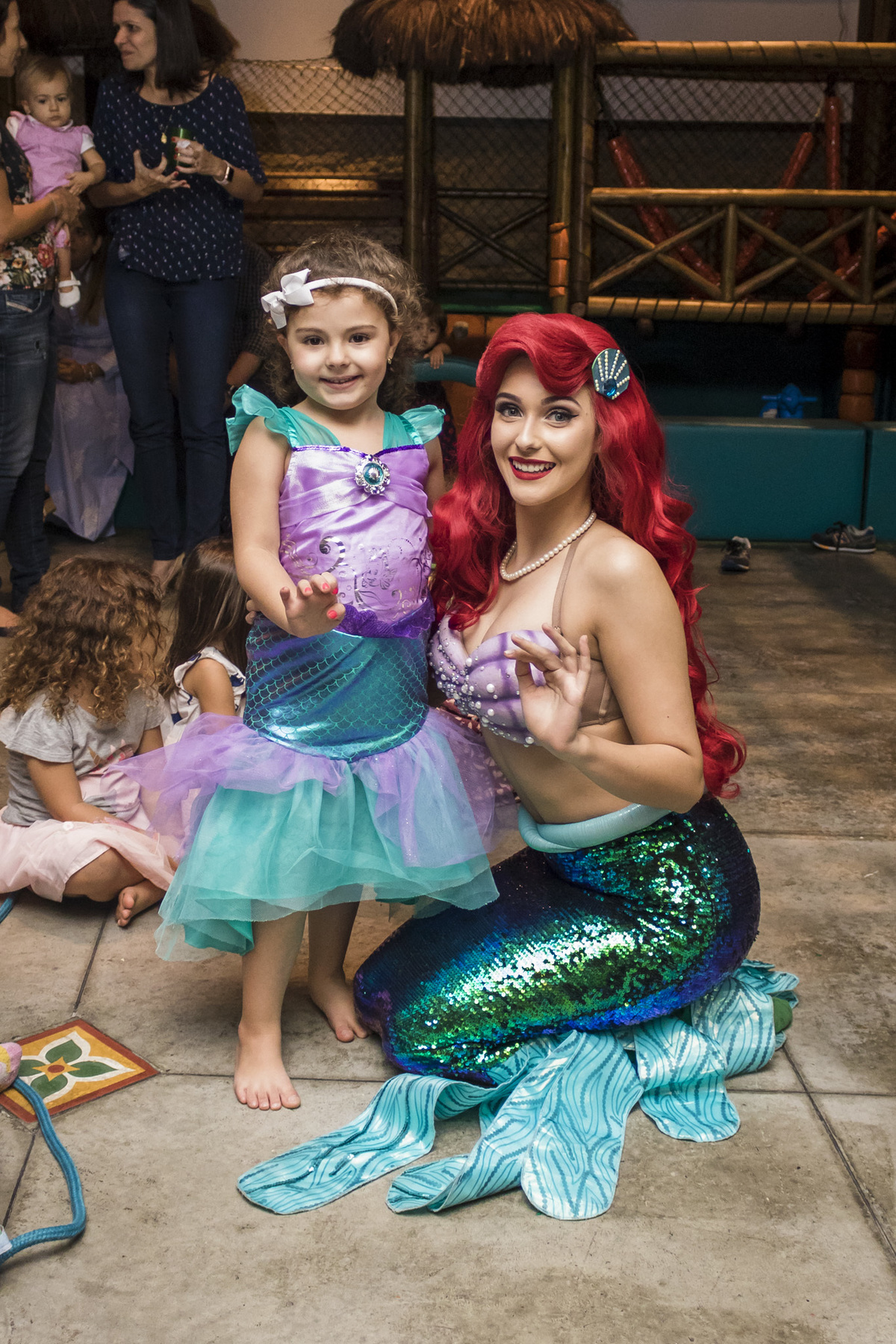O personagem vivo da pequena sereia, a princesa Ariel foi na festa e tirou uma foto com a aniversariante