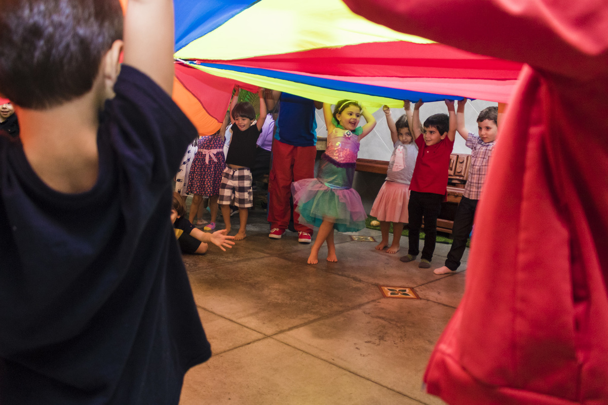 brincadeira com os animadores da Ecomania na festa de aniversario com o tema da pequena sereia