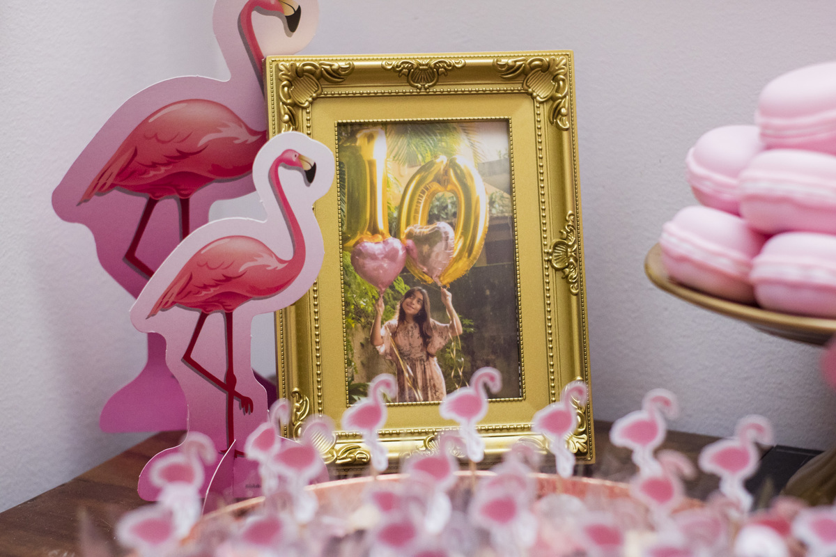 detalhe da decoração com o tema flamingo