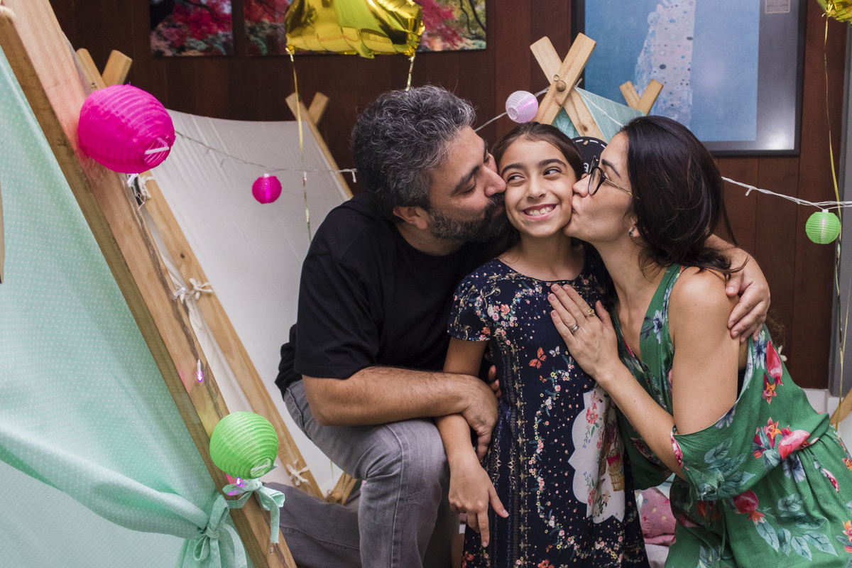 aniversariante com os pais na festa do pijama