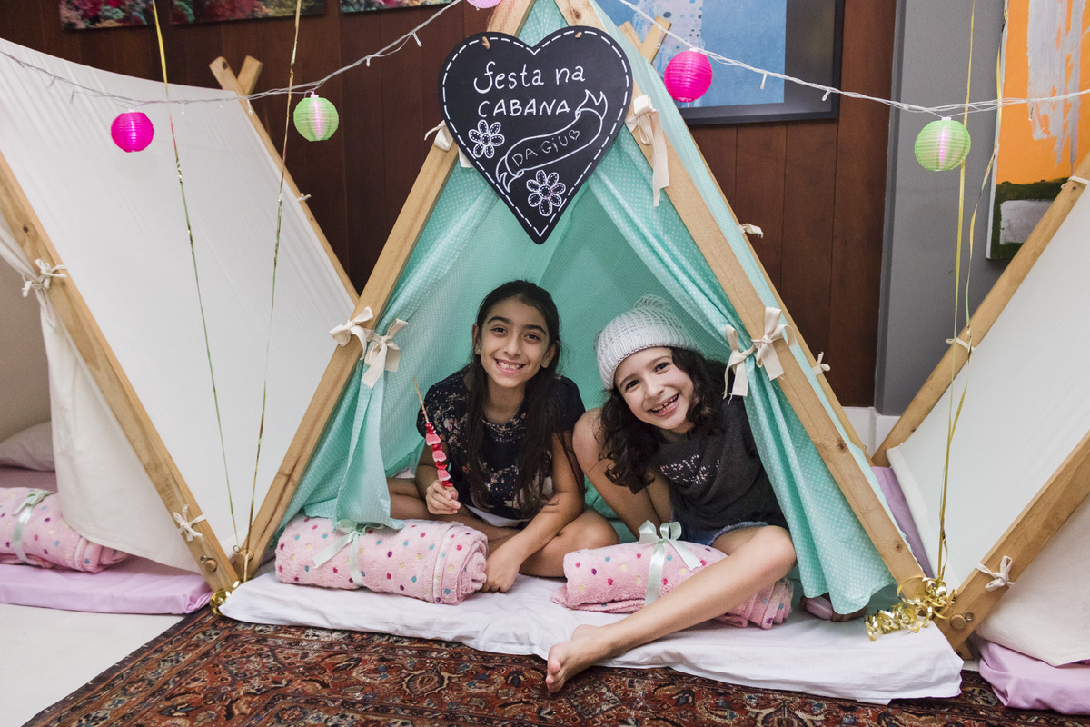 aniversariante e amiga na festa do pijama