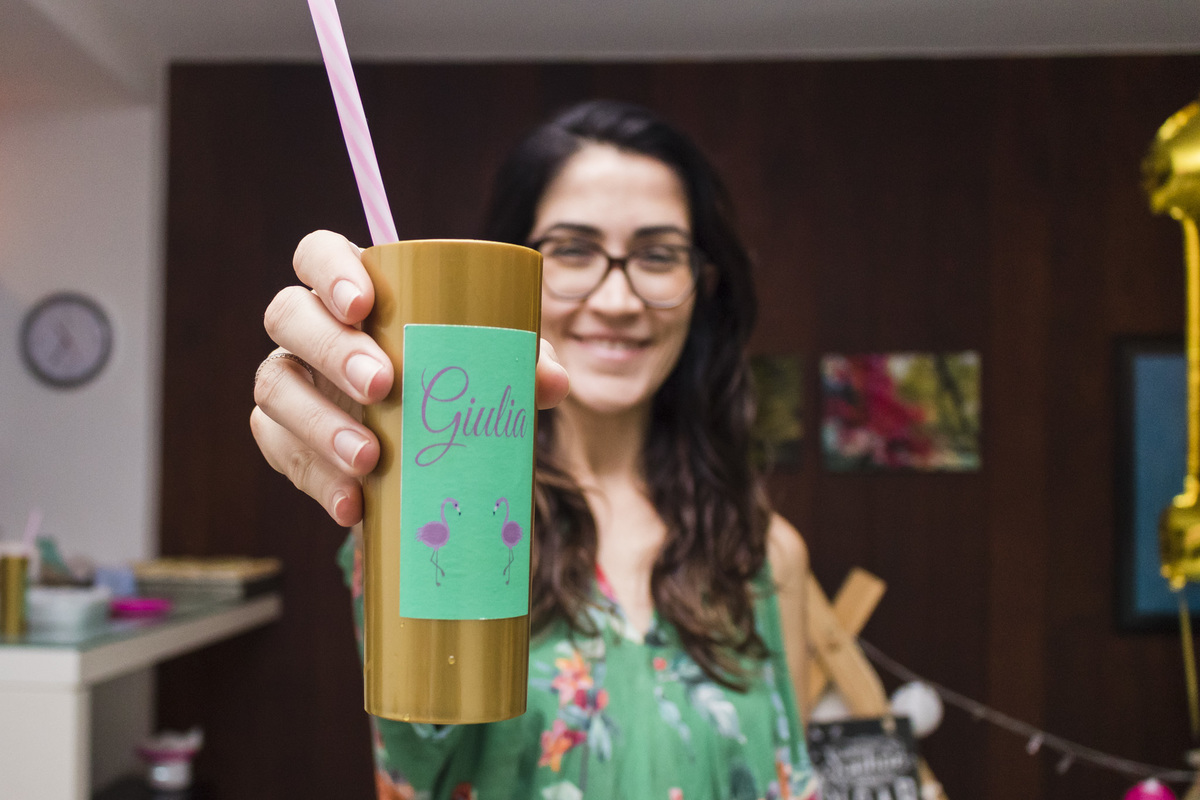 mamãe feliz da vida com a festa do pijama da filha