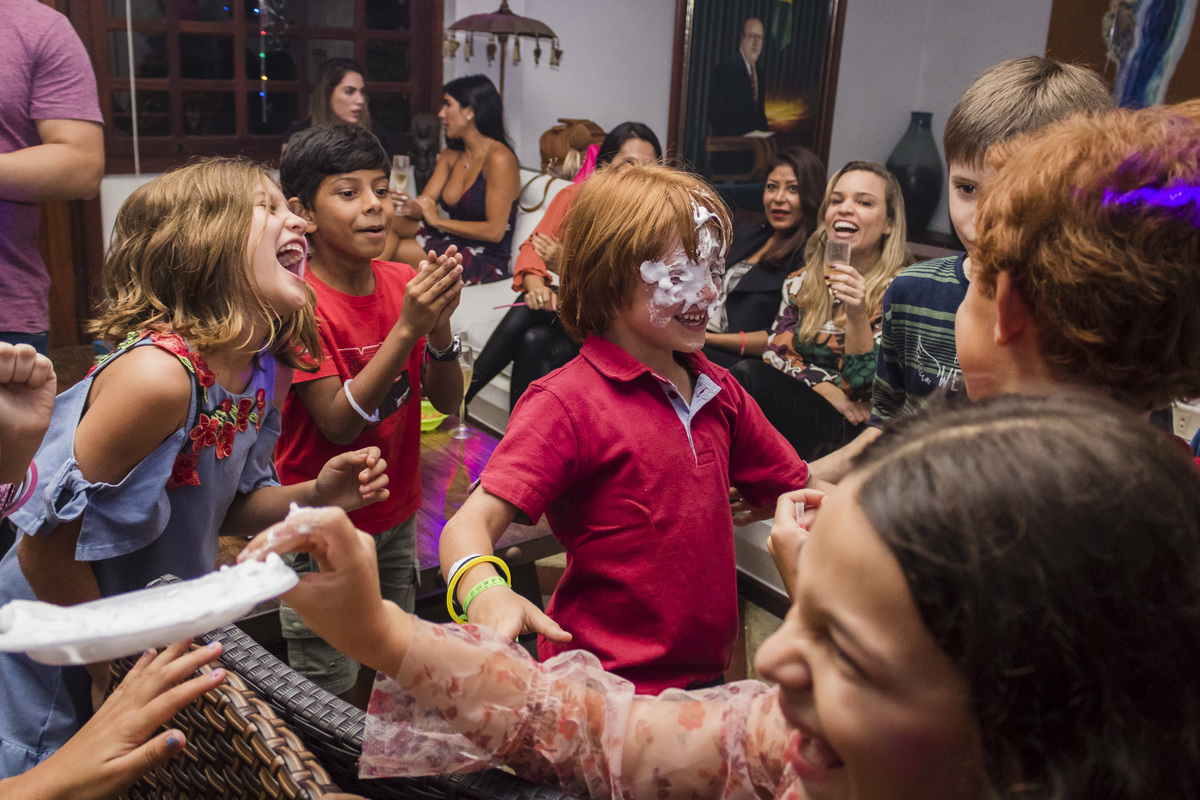 uma das brincadeiras da festa de aniversário foi a torta na cara