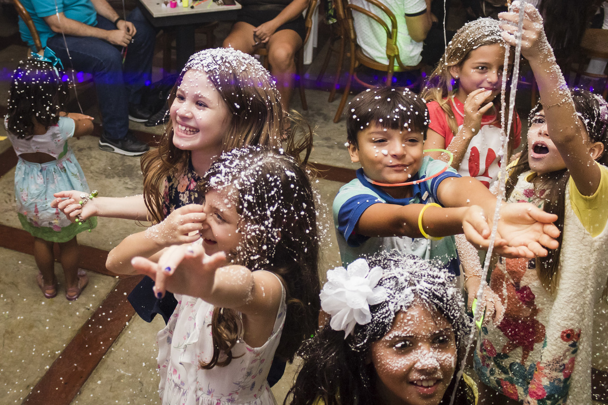 uma das brincadeiras da festa de aniversário foi o banho de espuma