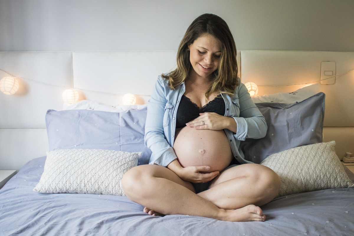 foto da gestante no quarto do casal