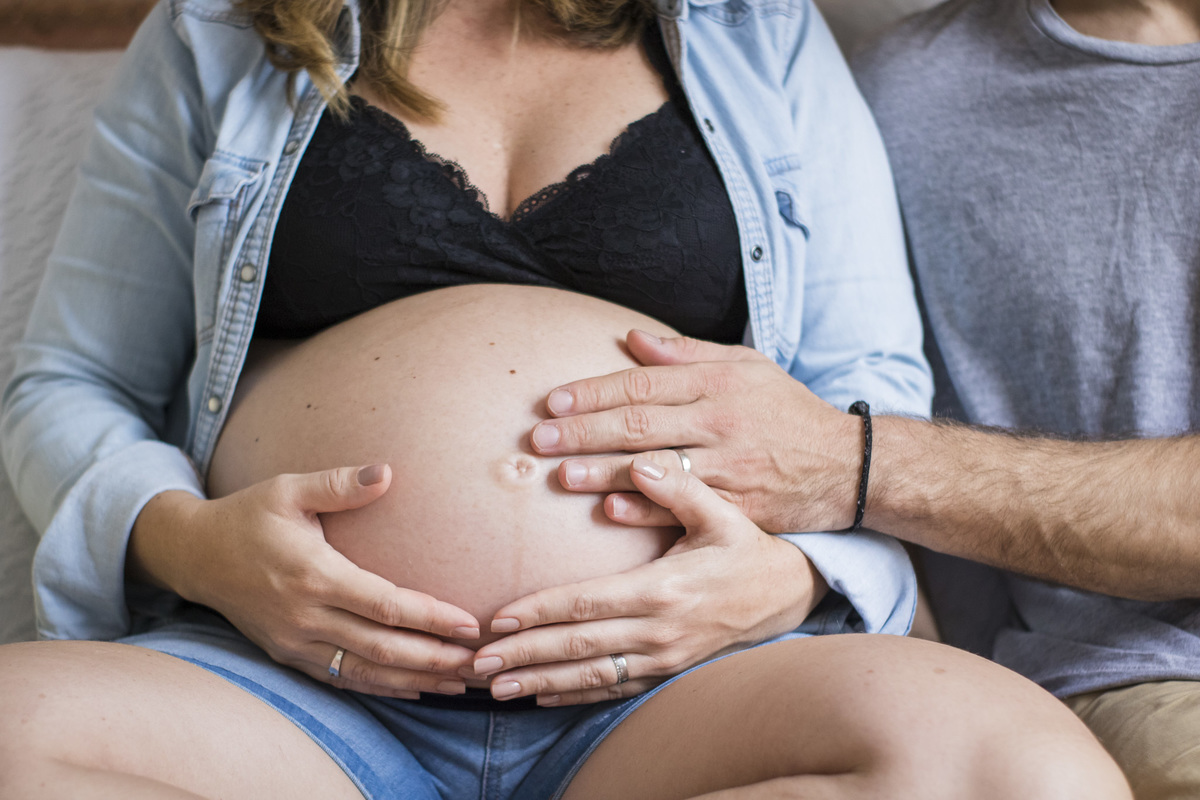 carinho na barriga de grávida