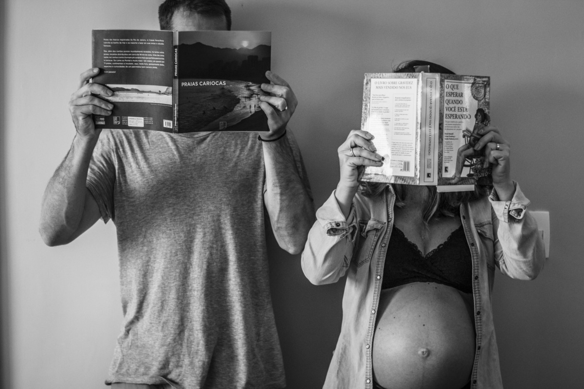 casal grávido com seus livros de cabeceira