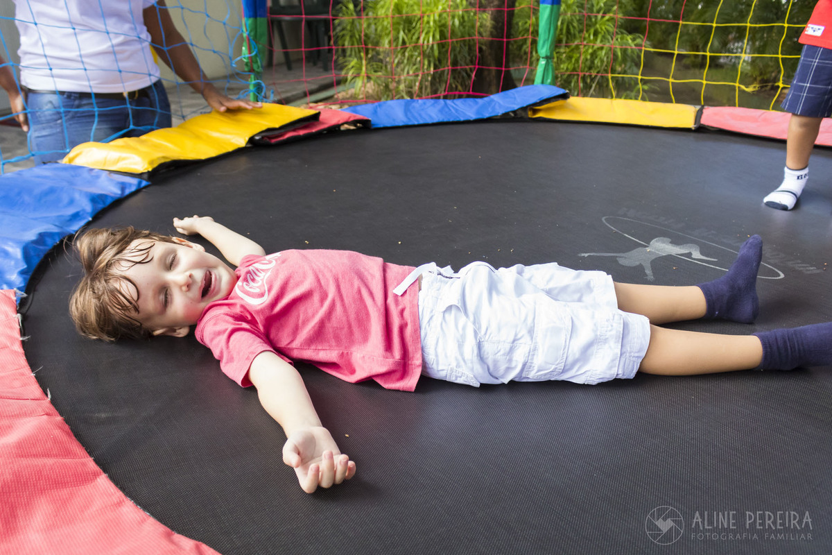 menino morto de cansado de tanto pular na cama elástica