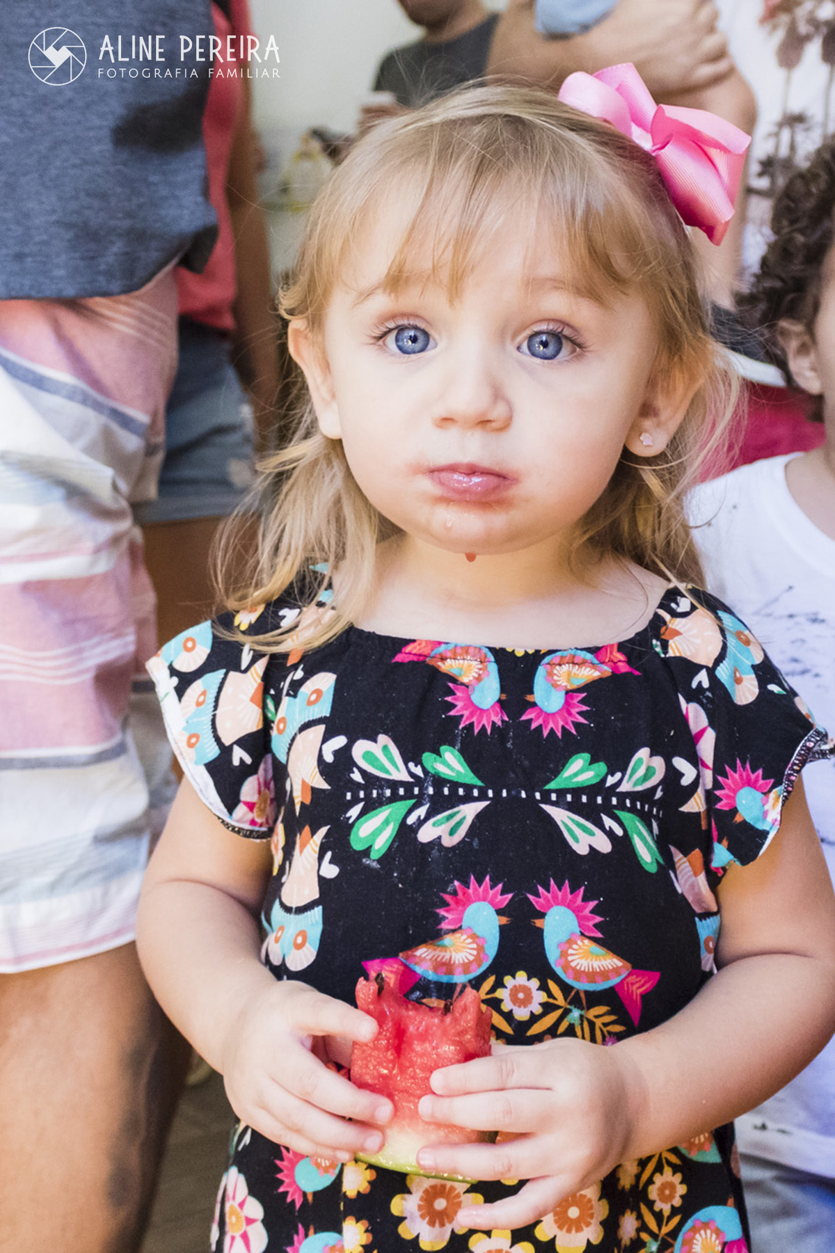 criança se lambuzando com uma melacia na creche Jardim em jacarepaguá