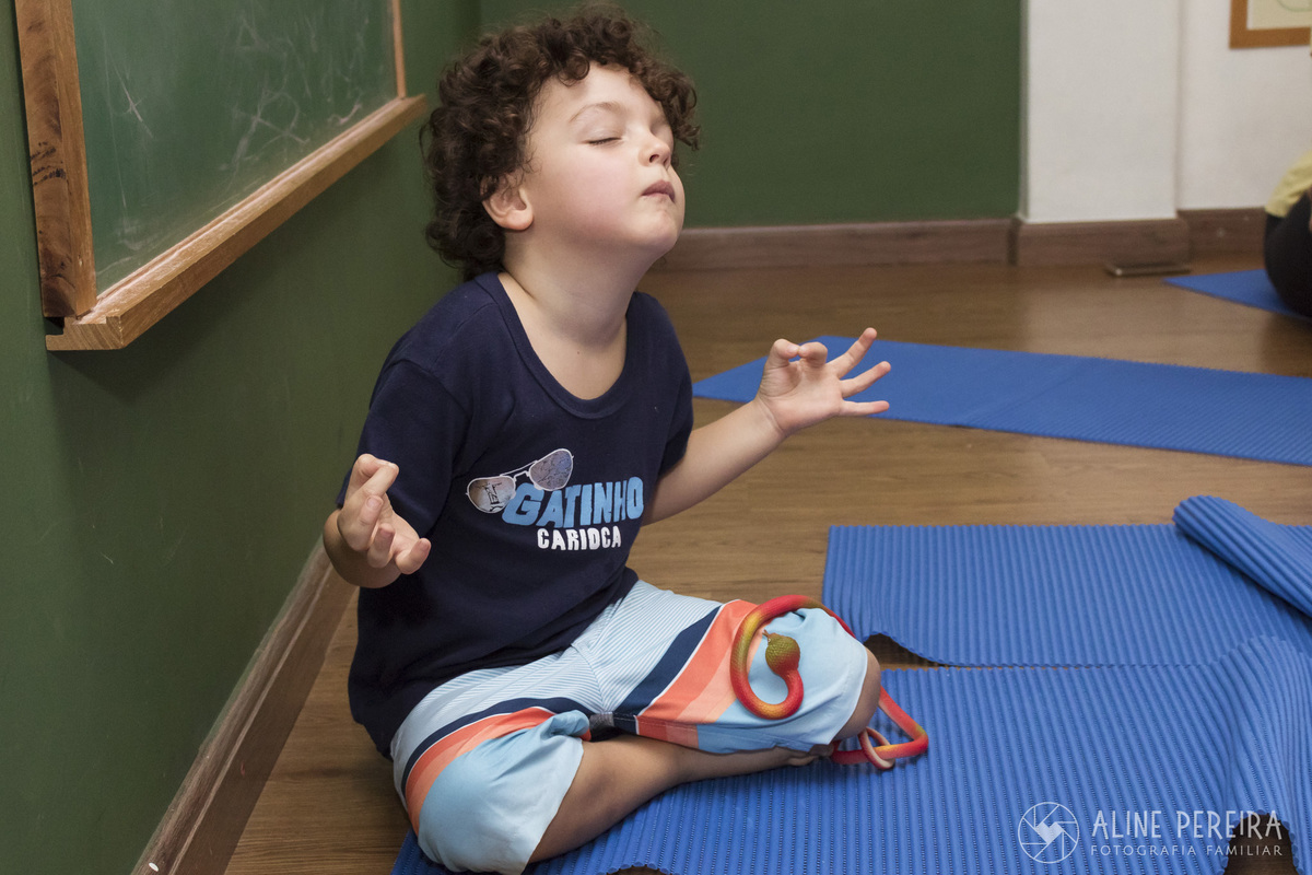 criança na aula de ioga da creche e escola Jardim espaço de educação infantil em Jacarepaguá