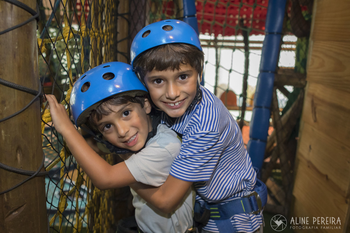 irmãos brincando na tirolesa da casa de festas infantil Espaço Ecomania