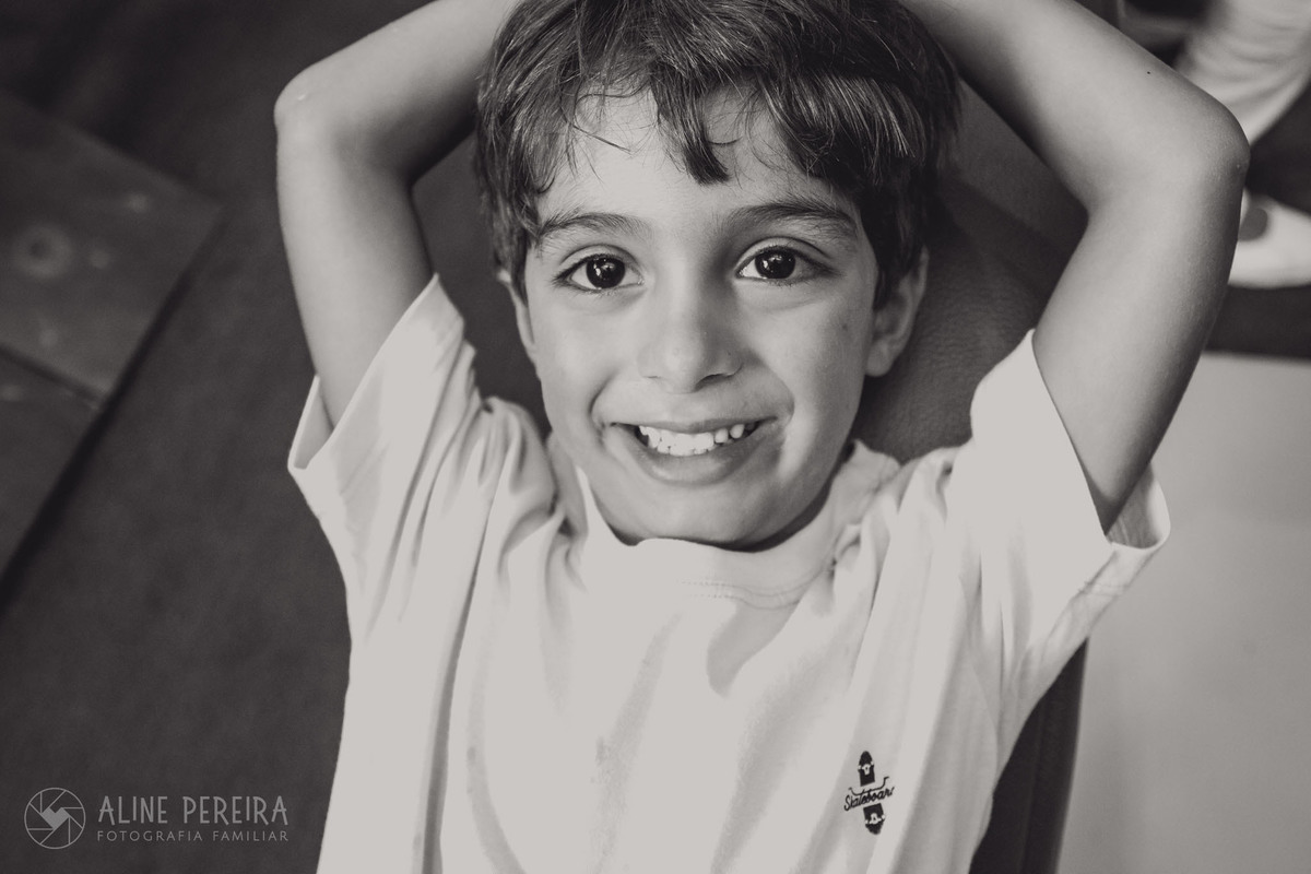 foto preto e branco do aniversariante na sua festa de aniversario 