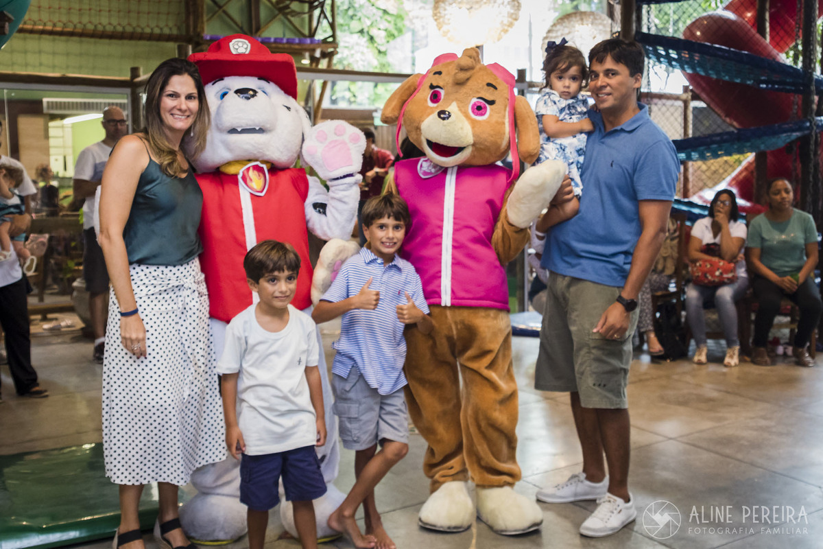 familia na festa de aniversario com os personagens vivo da patrulha canina na casa de festas ecomania em botafogo no Rio de janeiro