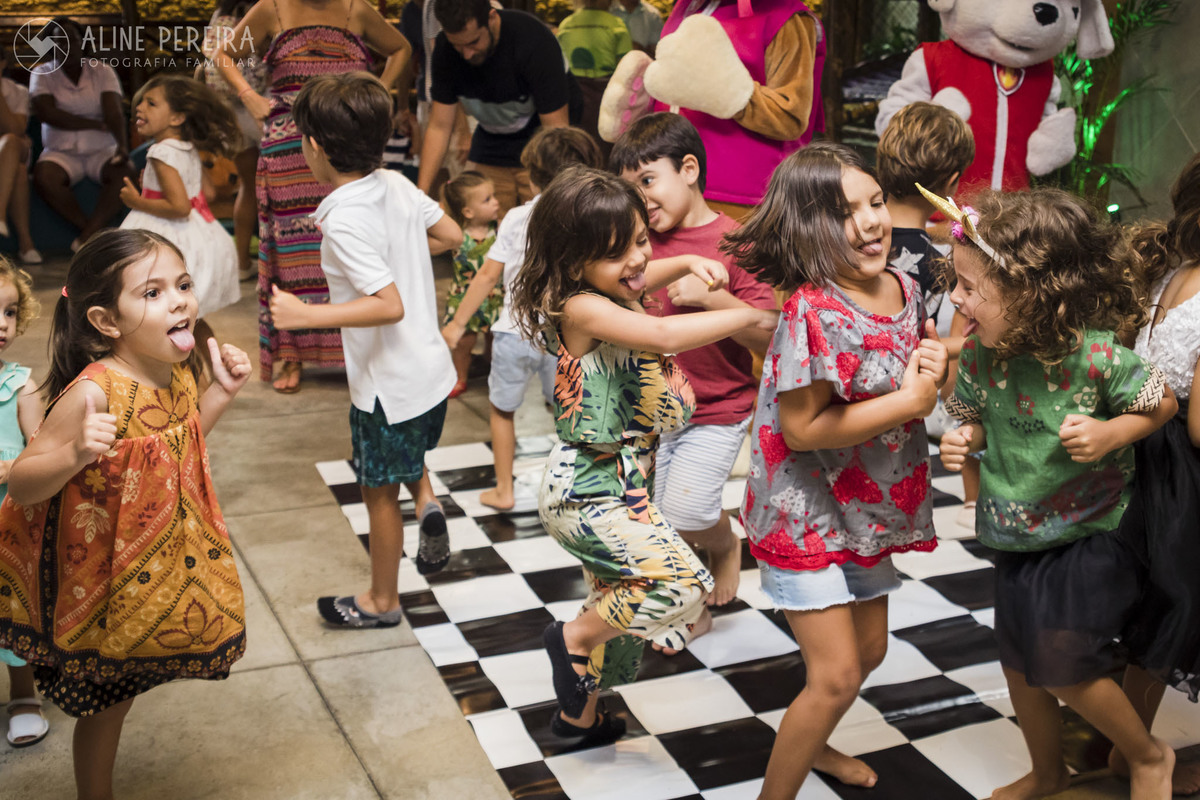 crianças dançando na casa de festas espaço ecomania em botafogo