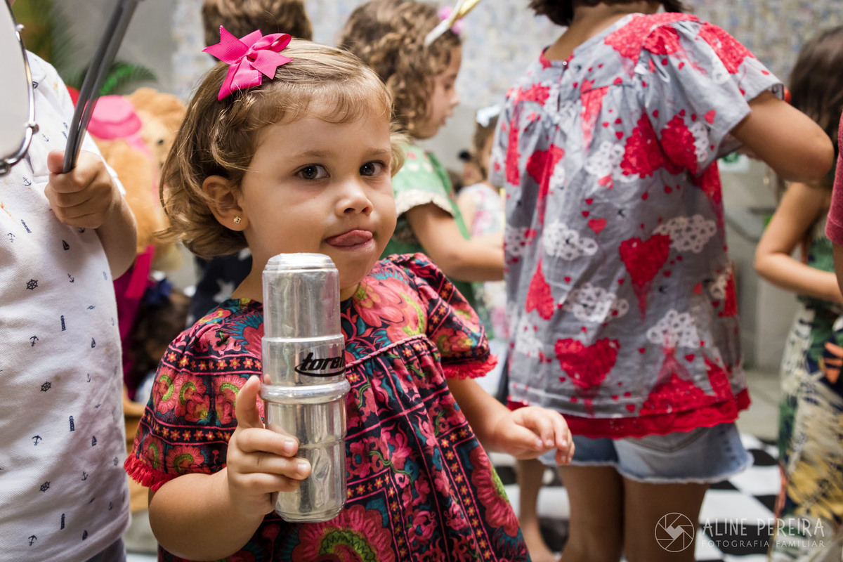 menina com chocalho na animação da festa infantil