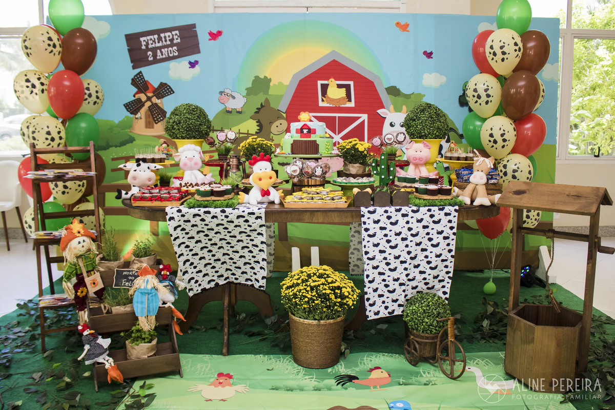 mesa decorada no tema fazendinha