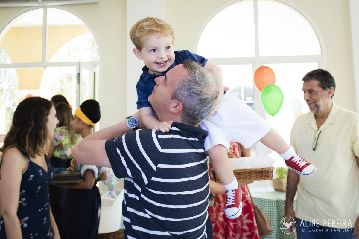 pai fazendo pirueta com o filho