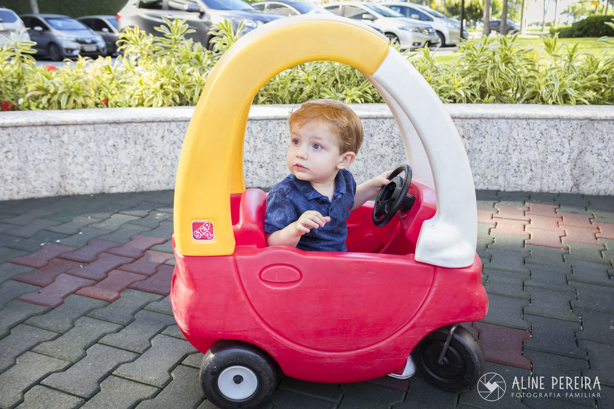 aniversariante brincando com carrinho