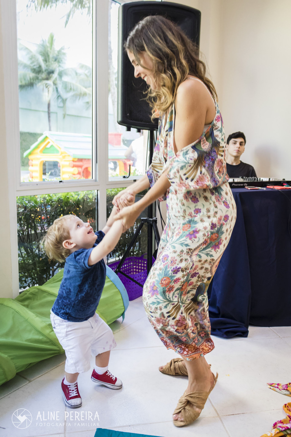 mãe e filho dançando na festa de aniversário