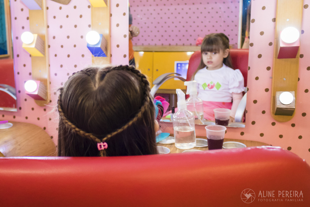 Aniversariante fazendo penteado no cabelo na casa de festas Animasom