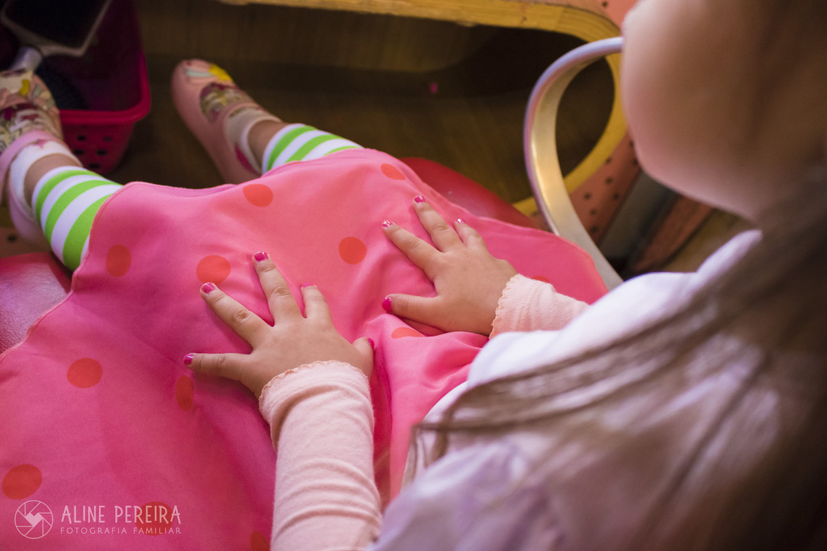 Aniversariante fazendo as unhas na casa de festas Animasom no Rio Sul