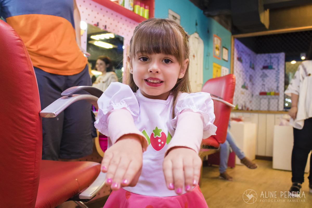 Aniversariante fazendo as unhas na casa de festas Animasom