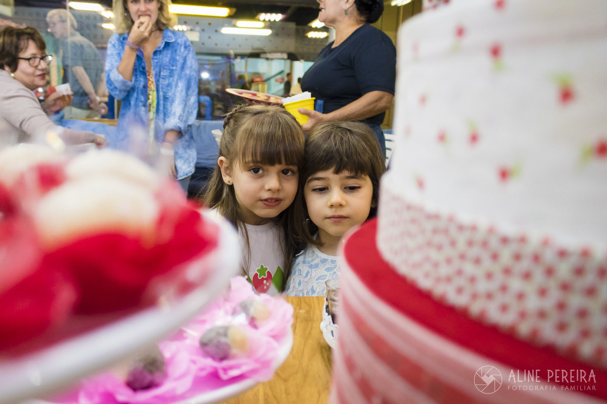 Aniversariante mostrando a mesa do bolo para a amiga