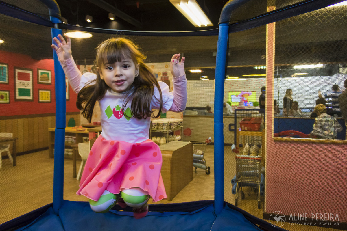 menina pulando no pula pula da casa de festas Animasom