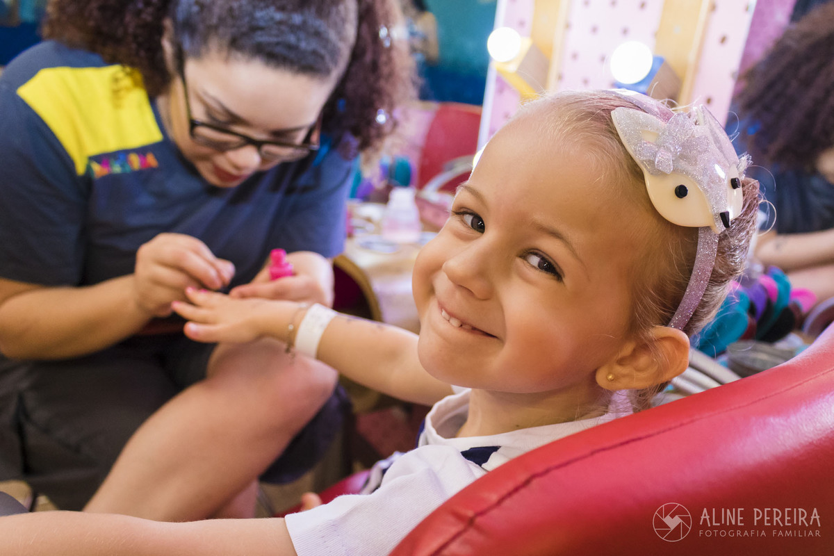 convidada fazendo as unhas na Animasom do Rio Sul