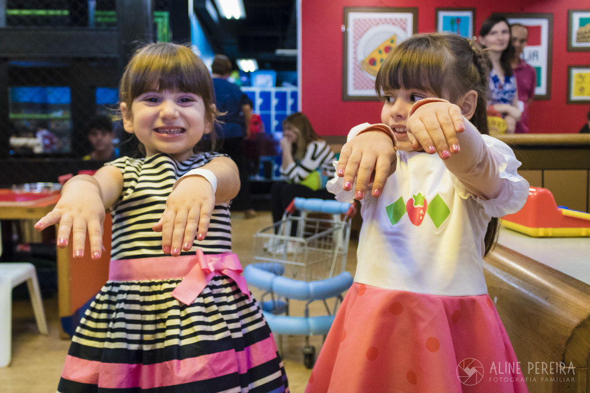 meninas mostrando as unhas feitas no Espaço Animasom do Rio Sul