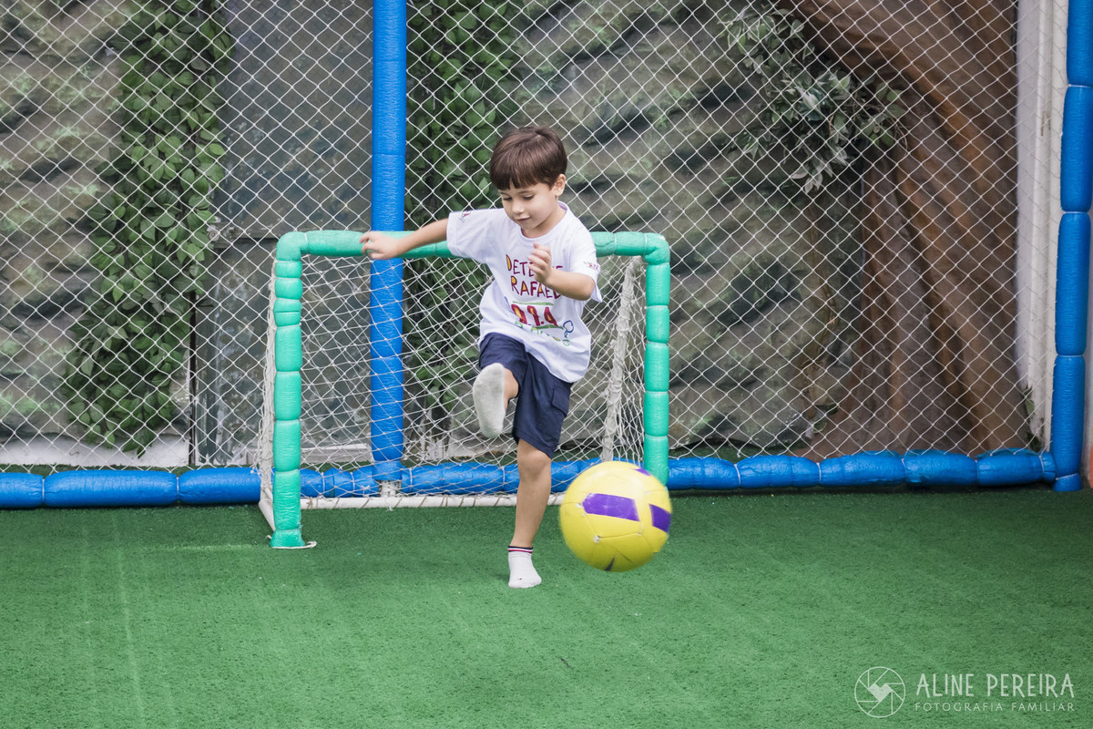 aniversariante jogando bola no campinho da casa de festas balangandã