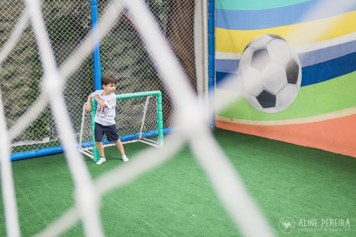 aniversariante jogando bola no campinho da casa de festas balangandã