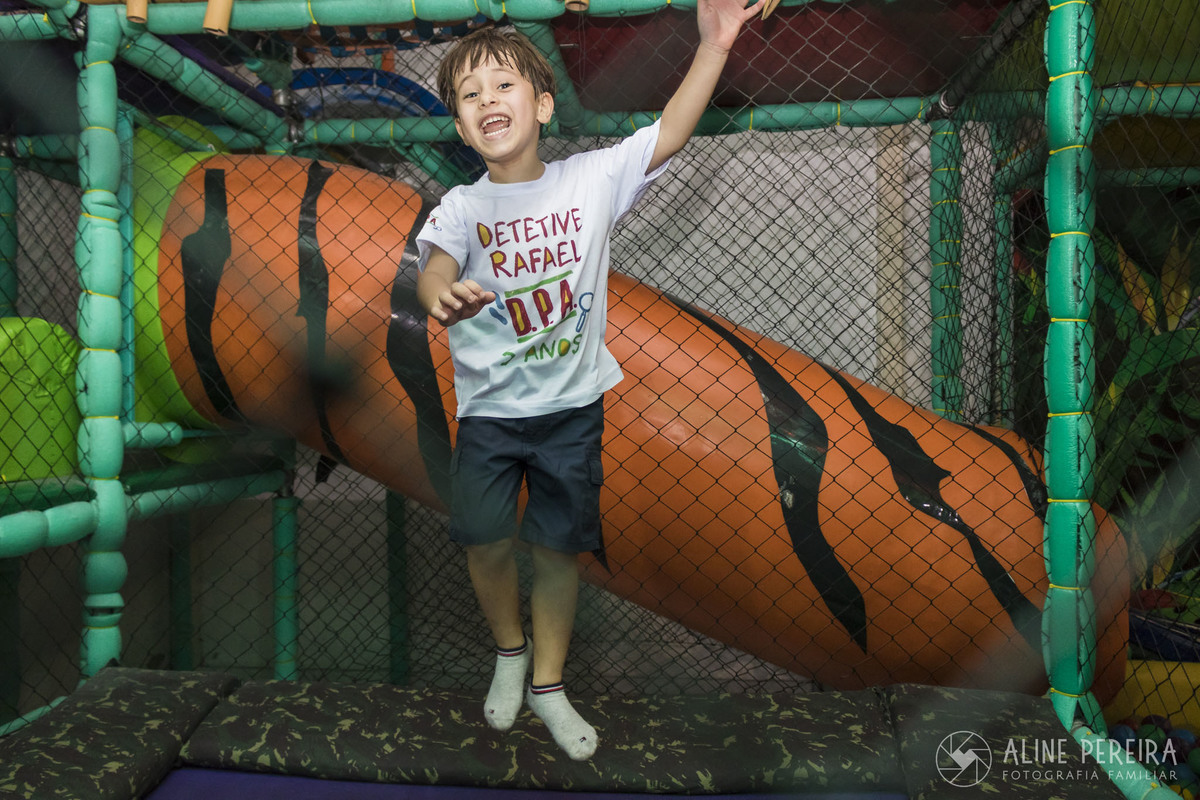 Aniversariante na cama elástica da casa de festas Balangandã no recreio