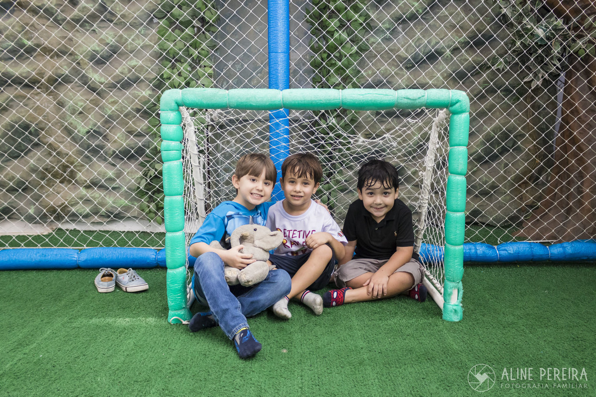 aniversariante com os amigos no campinho da casa de festas no Recreio