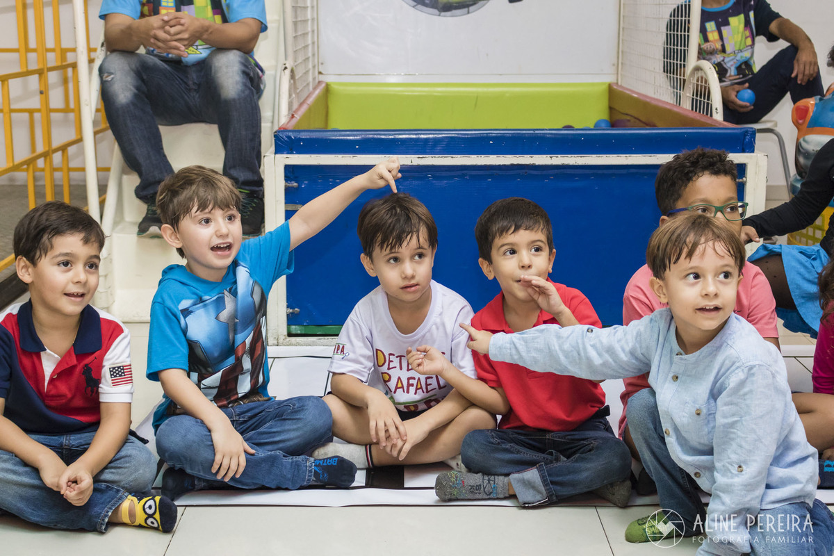 aniversariante participando de brincadeiras na sua festa de aniversario