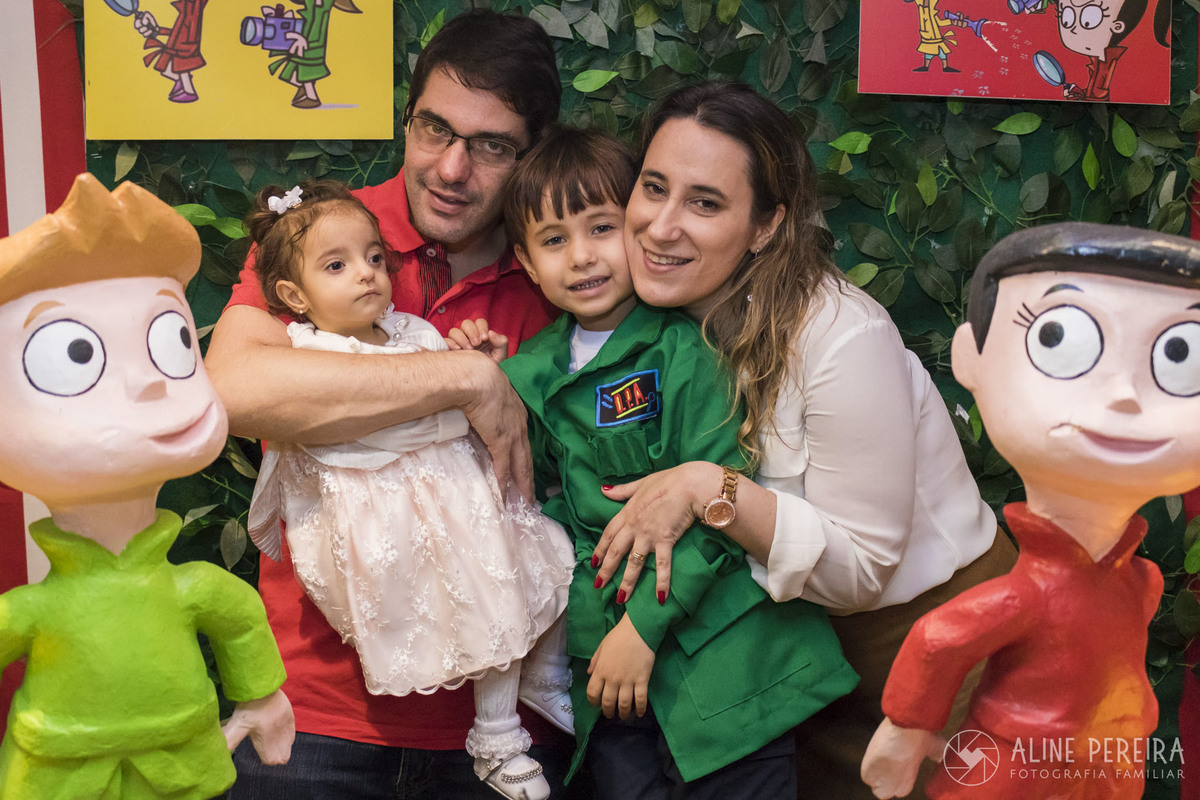 familia na mesa do bolo da festa com tema dpa