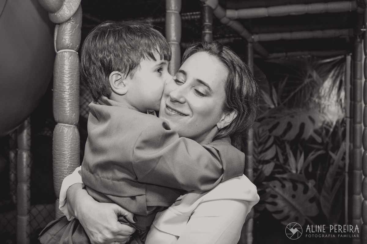 aniversariante dando um beijo na mãe em sua festa de aniversario na casa de festas Rio de janeiro