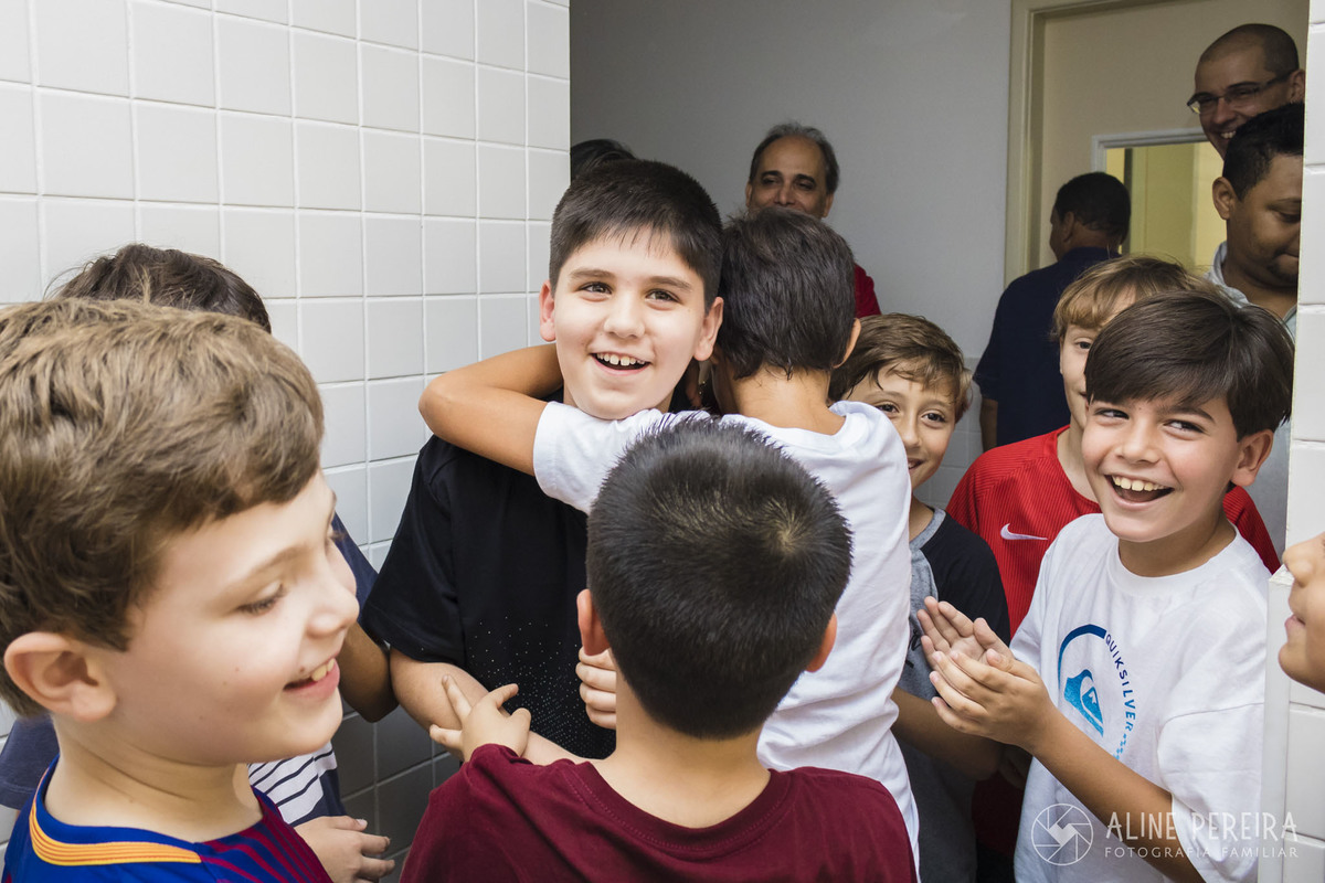 menino é surpreendido em festa surpresa