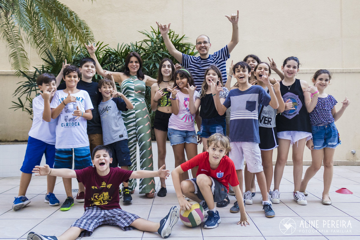 crianças posando para a foto de aniversário